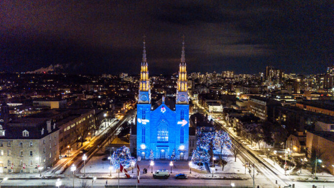 Fotografía del 2022 cedida por la Embajada de España en Canadá donde aparece la Catedral basílica de Nuestra Señora iluminada con los colores del Xacobeo en Ottawa (Canadá) . EFE/Embajada de España en Canadá /SOLO USO EDITORIAL /NO VENTAS /SOLO DISPONIBLE PARA ILUSTRAR LA NOTICIA QUE ACOMPAÑA /CRÉDITO OBLIGATORIO