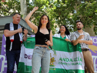 La secretaria general de Podemos Ione Belarra y sus compañeros de partido en Andalucía participan en un evento de campaña para las elecciones europeas en la Plaza Mariana Pineda de Granada, este domingo. EFE/Pepe Torres