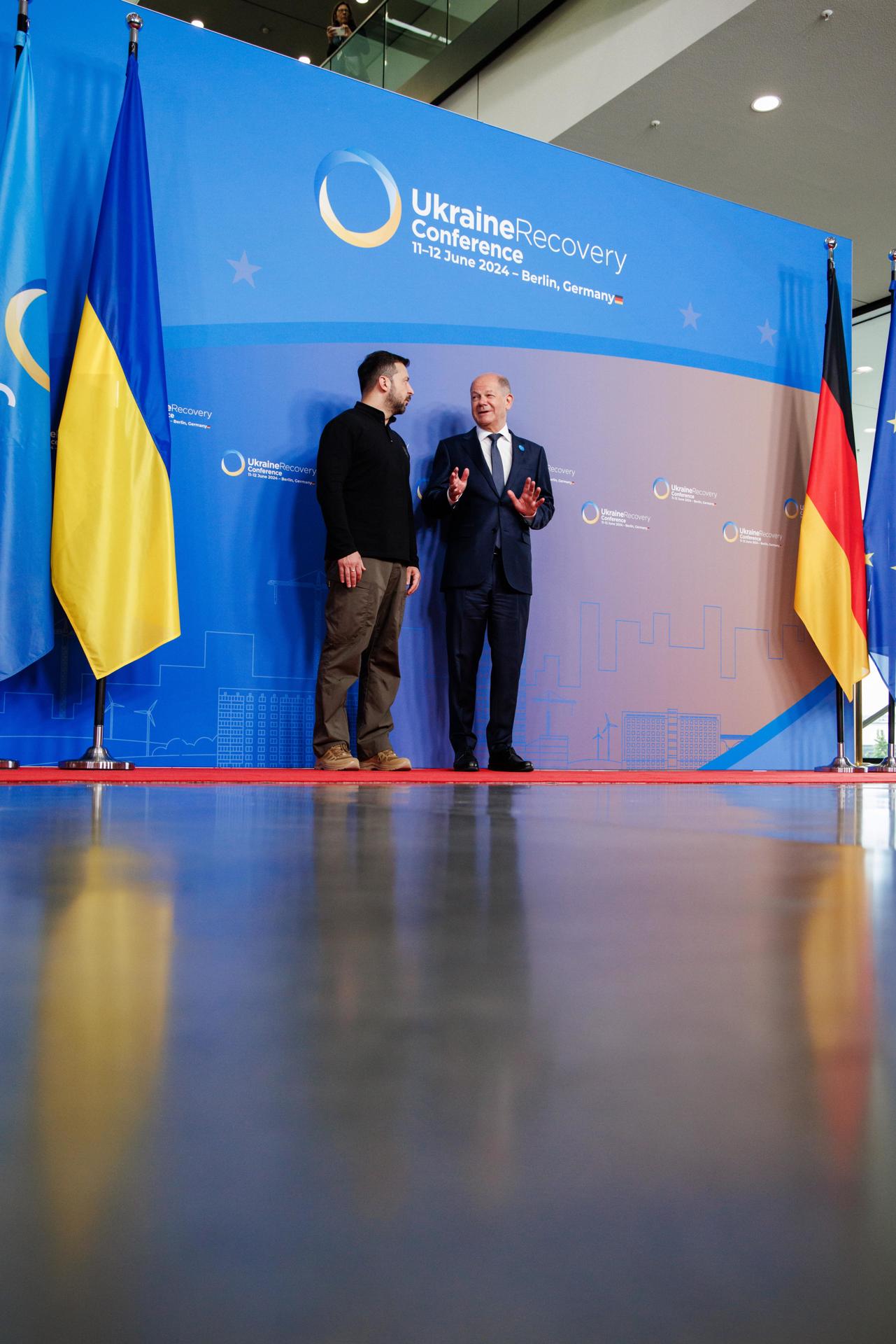 El presidente ucraniano Volodymyr Zelensky (L) y el canciller alemán Olaf Scholz (R) conversan mientras posan para los medios de comunicación durante la Conferencia de Recuperación de Ucrania 2024 en Berlín, Alemania, 11 de junio de 2024. La Conferencia para la Recuperación de Ucrania 2024 tendrá lugar en Berlín los días 11 y 12 de junio de 2024, bajo el lema 'Unidos en la defensa. Unidos en la recuperación. Más fuertes juntos.' (Zelenski, Alemania, Ucrania) EFE/EPA/CLEMENS BILAN
