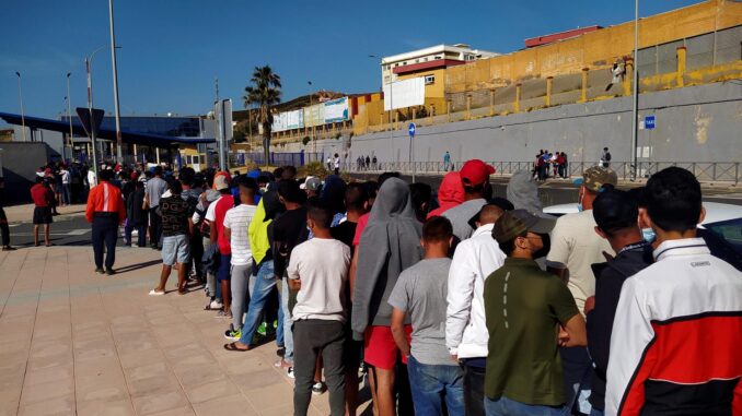 Imagen de archivo de un grupo de inmigrantes ante la oficina de Asilo y Refugio de la frontera del Tarajal en Ceuta para solicitar una cita para la petición de asilo. EFE/ Reduan Dris
