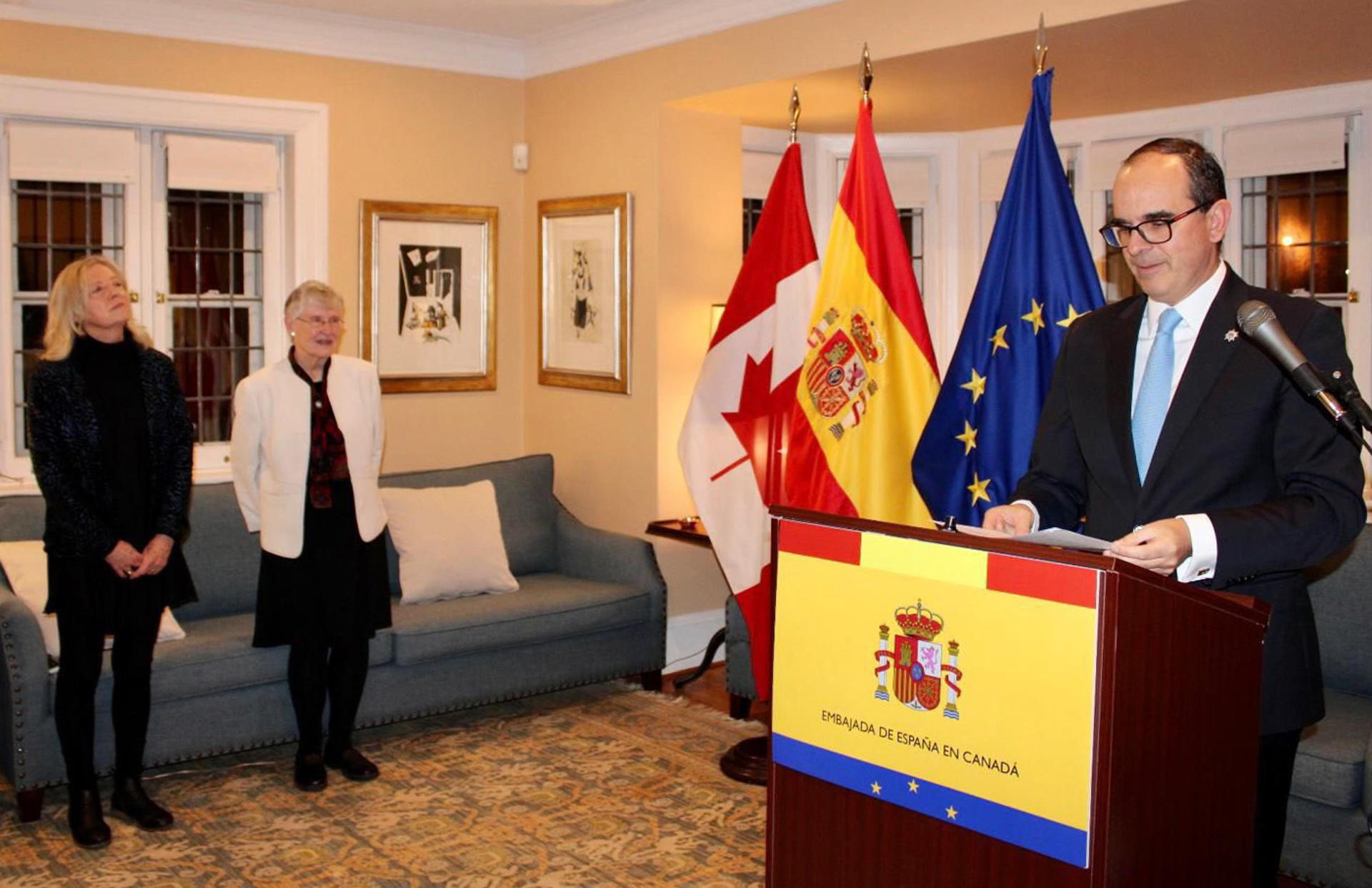 Fotografía cedida por la Embajada de España en Canadá donde aparece el embajador, Alfredo Martínez Serrano (d), mientras impone la Orden del Mérito Civil a las expresidentas de la Canadian Company of Pilgrims (CCP), Lea Pennock (c.) y Wendy Loly (dcha.), por "tender puentes" entre Canadá y España, el 5 de marzo de 2024 en Toronto (Canadá). EFE/Embajada de España en Canadá /SOLO USO EDITORIAL /NO VENTAS /SOLO DISPONIBLE PARA ILUSTRAR LA NOTICIA QUE ACOMPAÑA /CRÉDITO OBLIGATORIO
