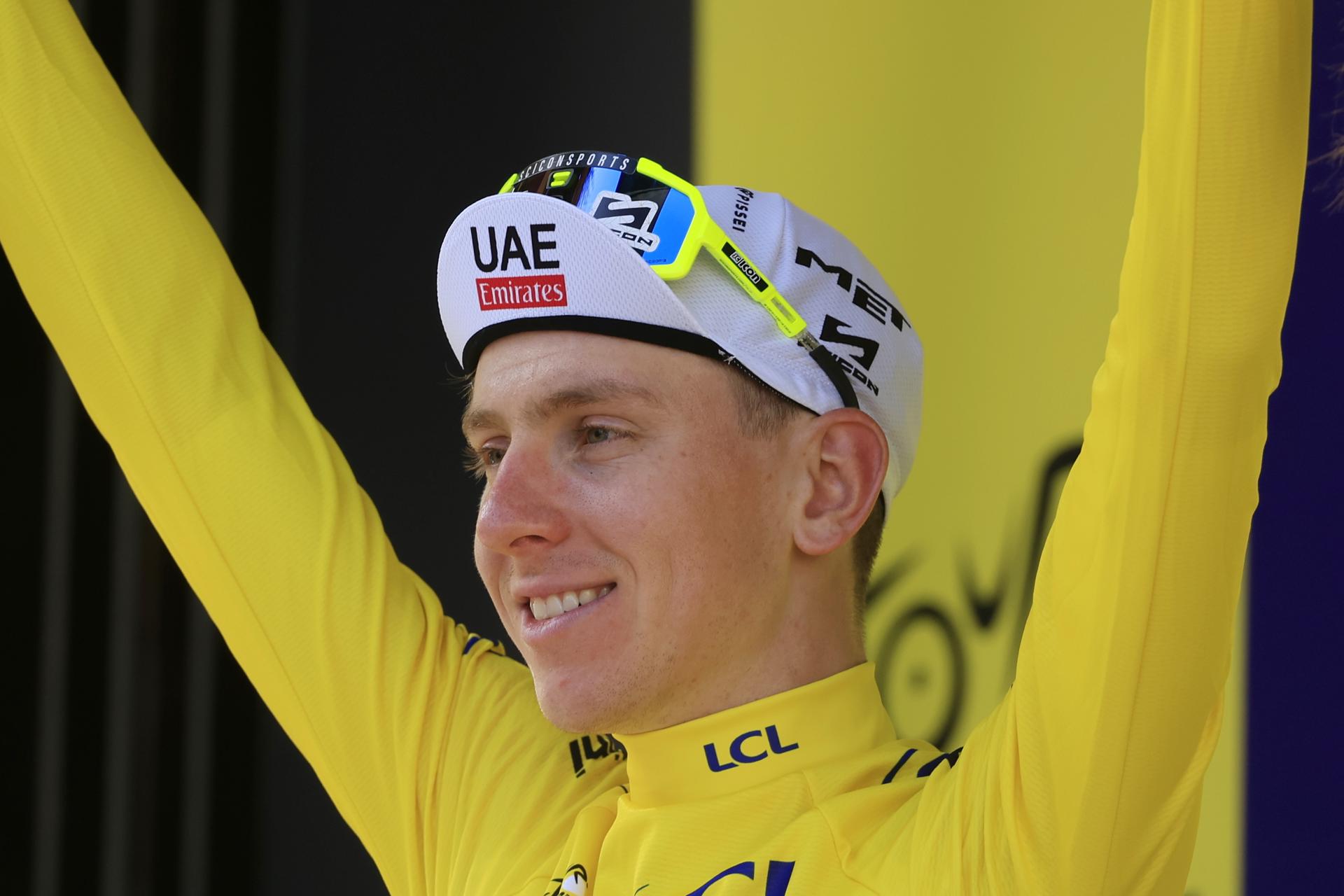 El esloveno Tadej Pogacar, del equipo UAE Team Emirates,con el maillot amarillo en Bolonia, Italia. BEFE/EPA/GUILLAUME HORCAJUELO
