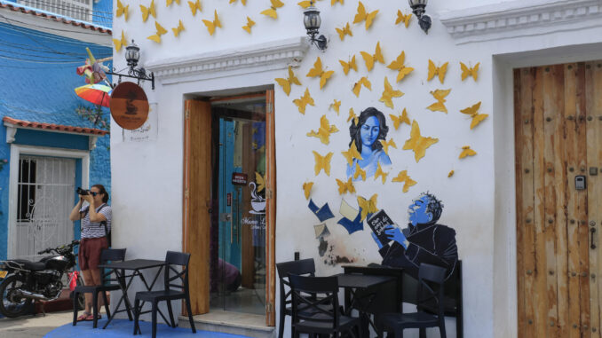 Fotografía de un mural dedicado al escritor colombiano Gabriel García Márquez, este jueves en una calle del barrio Getsemaní, en Cartagena (Colombia). EFE/ Ricardo Maldonado Rozo
