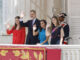 (De i a d) La princesa de Asturias, el rey Felipe VI, la reina Letizia, y la infanta Sofía saludan desde el balcón del Palacio Real en Madrid donde se conmemora el décimo aniversario del reinado de Felipe VI, este miércoles. El rey Felipe VI, junto a la reina Letizia y sus hijas, conmemora el décimo aniversario de su reinado con el relevo solemne de la Guardia Real, la imposición de condecoraciones a ciudadanos desconocidos y un almuerzo institucional, todo ello en el Palacio Real de Madrid, donde el broche a la jornada va a ser un concierto a cargo de la banda de música de la Guardia Real y del violinista Ara Malikian. EFE/ Ballesteros