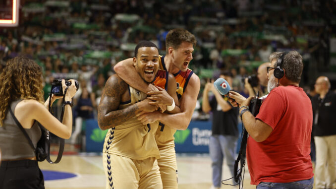 Los jugadores del UCAM Murcia Troy Caupain (i) y Dustin Sleva (c) celebran su victoria ante el Unicaja Málaga tras el quinto partido de semifinales de Liga Endesa entre Unicaja de Málaga y UCAM Murcia en el Martín Carpena de Málaga. FE/Jorge Zapata
