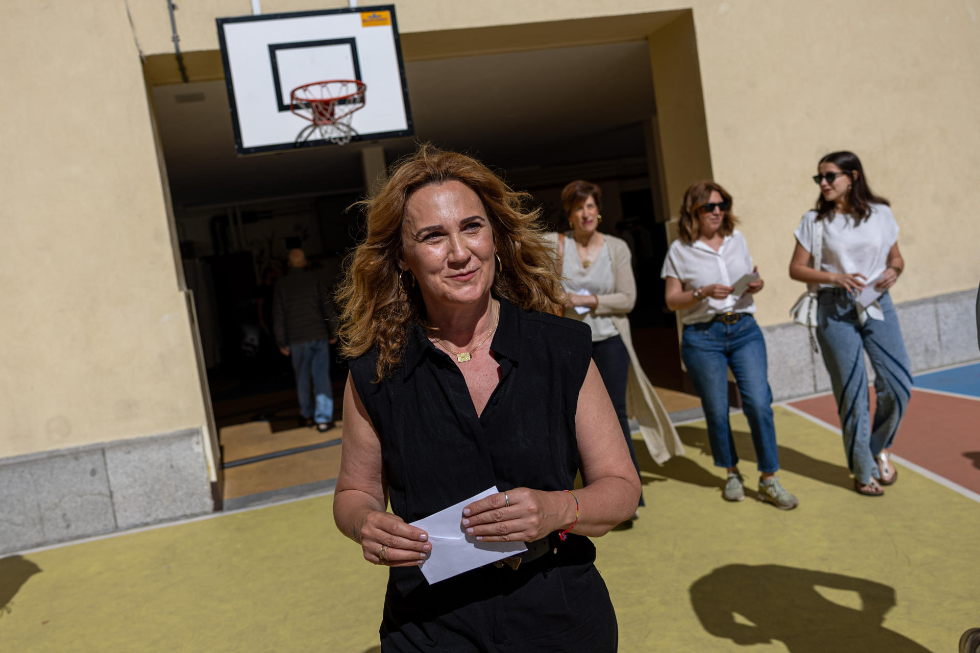 La cabeza de lista de Sumar a las elecciones europeas, Estrella Galán, tras ejercer su derecho al voto en el Colegio Nuestra Señora de la Almudena, en Madrid. EFE/Daniel González
