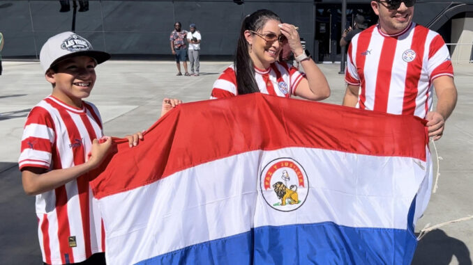 Aficionados de la selección paraguaya de fútbol animan en la previa del partido ante Brasil de la Copa América 2024. EFE/ Andrea Montolivo
