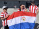 Aficionados de la selección paraguaya de fútbol animan en la previa del partido ante Brasil de la Copa América 2024. EFE/ Andrea Montolivo