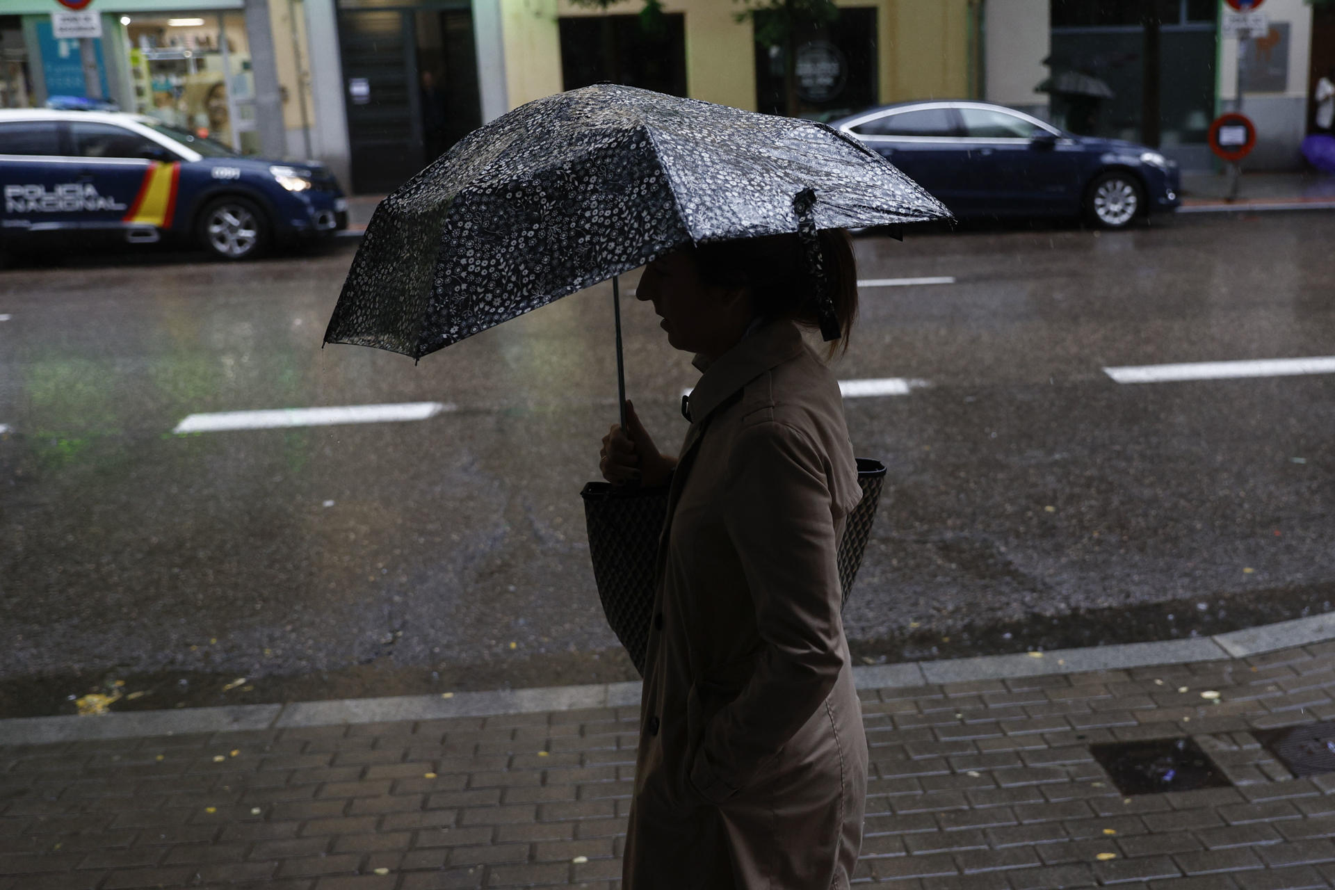 Una mujer camina bajo la lluvia en Madrid este lunes. Una vaguada atlántica causará lluvias desde este lunes, provocando una inestabilidad generalizada que se prolongará hasta el miércoles. EFE/ Rodrigo Jiménez
