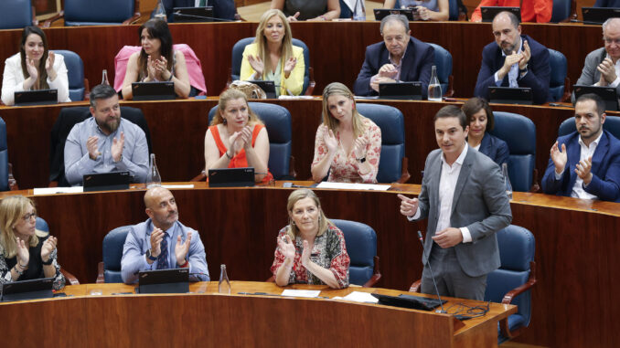 El portavoz del PSOE en la Asamblea de Madrid, Juan Lobato (d), interviene durante el pleno en la Asamblea de Madrid este jueves. EFE/JP Gandul
