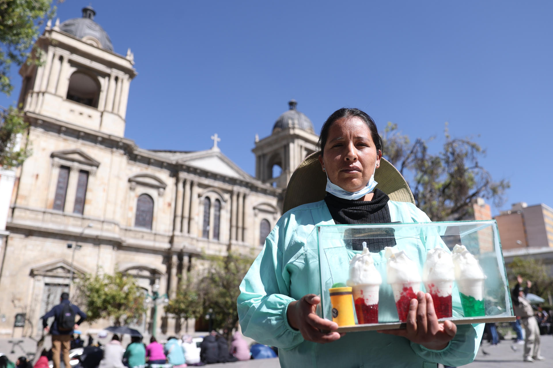 La vendedora María Ramírez posa en una entrevista con EFE este viernes, en la Plaza Murillo en La Paz (Bolivia). EFE/ Luis Gandarillas
