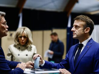 El presidente francés Emmanuel Macron, junto a su esposa Brigitte Macron, emite su voto en la primera vuelta de las elecciones parlamentarias anticipadas francesas, en Le Touquet-Paris-Plage, norte de Francia, el 30 de junio de 2024. EFE/EPA/YARA NARDI / POOL MAXPPP OUT