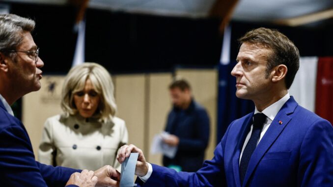 El presidente francés Emmanuel Macron, junto a su esposa Brigitte Macron, emite su voto en la primera vuelta de las elecciones parlamentarias anticipadas francesas, en Le Touquet-Paris-Plage, norte de Francia, el 30 de junio de 2024. EFE/EPA/YARA NARDI / POOL MAXPPP OUT
