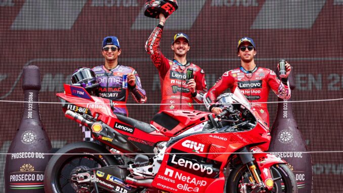 (I-D) Jorge Martin, Francesco Bagnaia e Enea Bastianini en el podio tras la prueba de MotoGP que se ha celebrado en Assen, en el TT Circuit Assen, Países Bajos. EFE/EPA/VINCENT JANNINK
