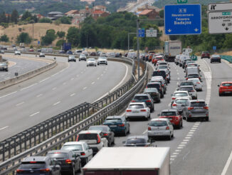 Tráfico intenso en la salida de Madrid por la A-5, a su paso por Arroyomolinos. EFE/Zipi Aragón