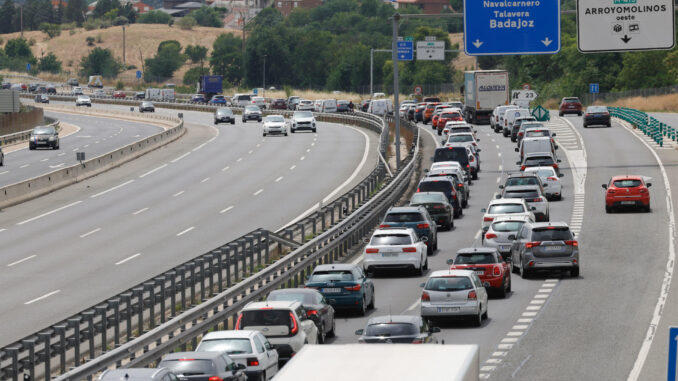 Tráfico intenso en la salida de Madrid por la A-5, a su paso por Arroyomolinos. EFE/Zipi Aragón
