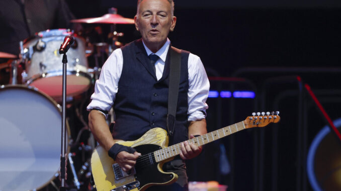 El cantante, guitarrista y compositor estadounidense Bruce Springsteen acompañado por la E. Street Band durante el concierto que ofrecen hoy miércoles en el estadio Metropolitano, en Madrid. EFE/ Juanjo Martín
