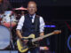 El cantante, guitarrista y compositor estadounidense Bruce Springsteen acompañado por la E. Street Band durante el concierto que ofrecen hoy miércoles en el estadio Metropolitano, en Madrid. EFE/ Juanjo Martín