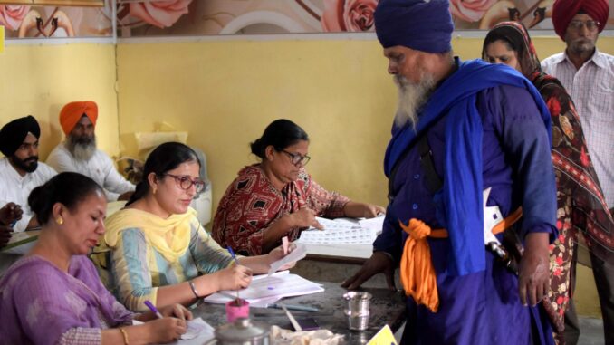 Votantes en Amritsar el 1 de junio. EFE/EPA/MANU ARORA

