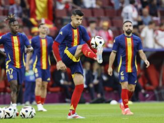 Los jugadores de España sobre el césped del RheinEnergieStadion en Colonia, Alemania. EFE/EPA/ROBERT GHEMENT