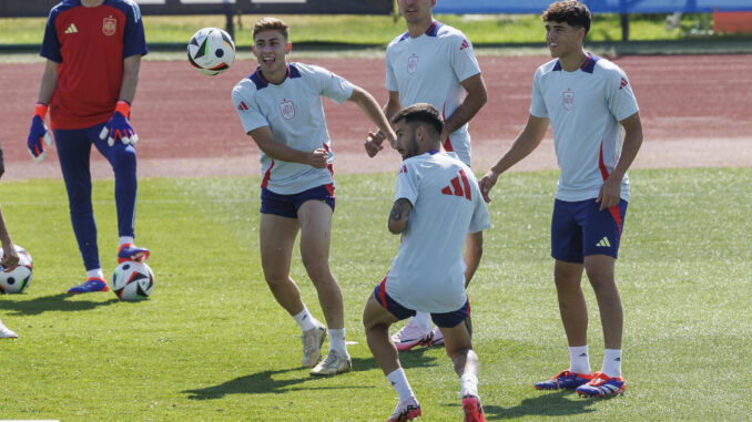 Los jugadores de la selección española Fermin, Oyarzabal y Cubarsi durante el entrenamiento que el combinado nacional ha llevado a cabo en la Ciudad del Futbol de las Rozas, en Madrid, para preparar su partido amistoso de mañana ante Andorra. EFE/Rodrigo Jiménez
