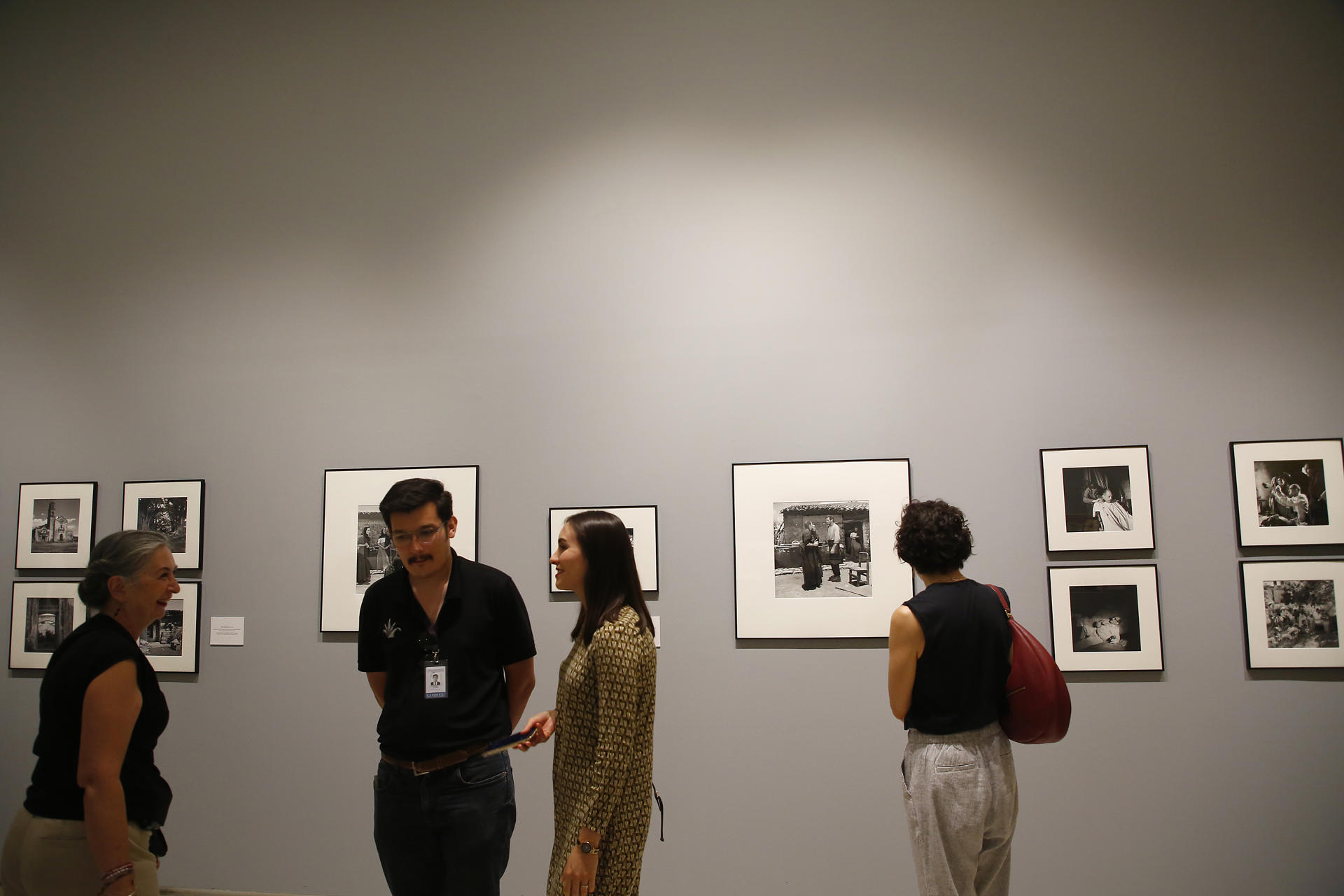 Visitantes observan la exposición 'Nazarín: Manuel Álvarez Bravo y Luis Buñuel” inaugurada este jueves en el Museo de las Artes de la ciudad de Guadalajara (México). EFE/Francisco Guasco
