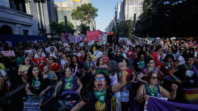 Cientos de mujeres salen a la calle para protestar contra el polémico proyecto de ley 1904, una propuesta de ley que restringe el aborto legal en casos de violación y equipara el aborto después de 22 semanas de embarazo al homicidio simple, este sábado en São Paulo (Brasil). EFE/ Isaac Fontana
