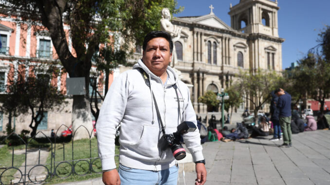 El fotógrafo Álvaro Escobar posa en una entrevista con EFE este viernes, en la Plaza Murillo en La Paz (Bolivia). EFE/ Luis Gandarillas
