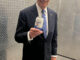 Fotografía tomada de la cuenta oficial del Presidente Joe Biden en X donde sostiene una lata de una bebida este jueves, en la ciudad de Atlanta, Georgia (Estados Unidos). EFE