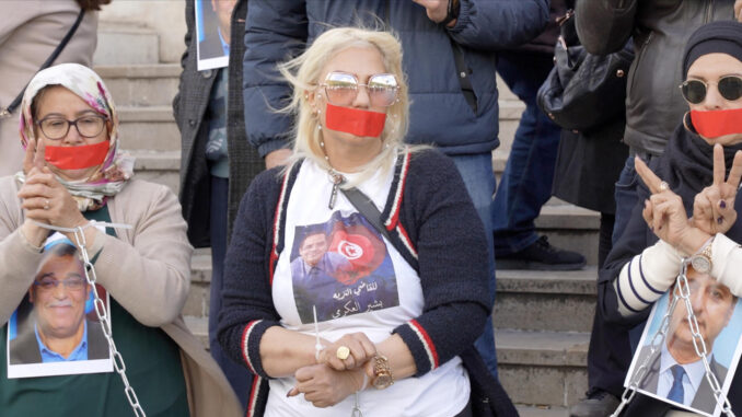 Mouna Ghribi, mujer del exfiscal general del Tribunal de la capital y antiguo juez de instrucción del Tribunal antiterrorista Béchir Akremi, en una protesta. EFE/ Natalia Román Morte

