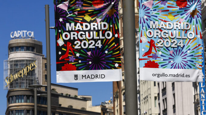 Carteles del Orgullo 2024 del Ayuntamiento de Madrid, en la calle Gran Vía, de Madrid. EFE/ Chema Moya
