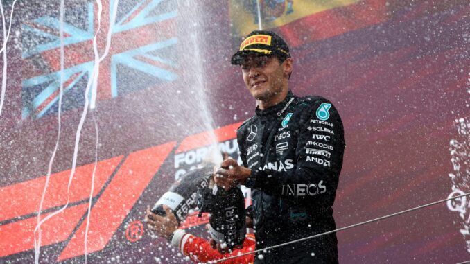 El piloto británico de Mercedes George Russell en el podio en Spielberg, Austria. EFE/EPA/MARTIN DIVISEK
