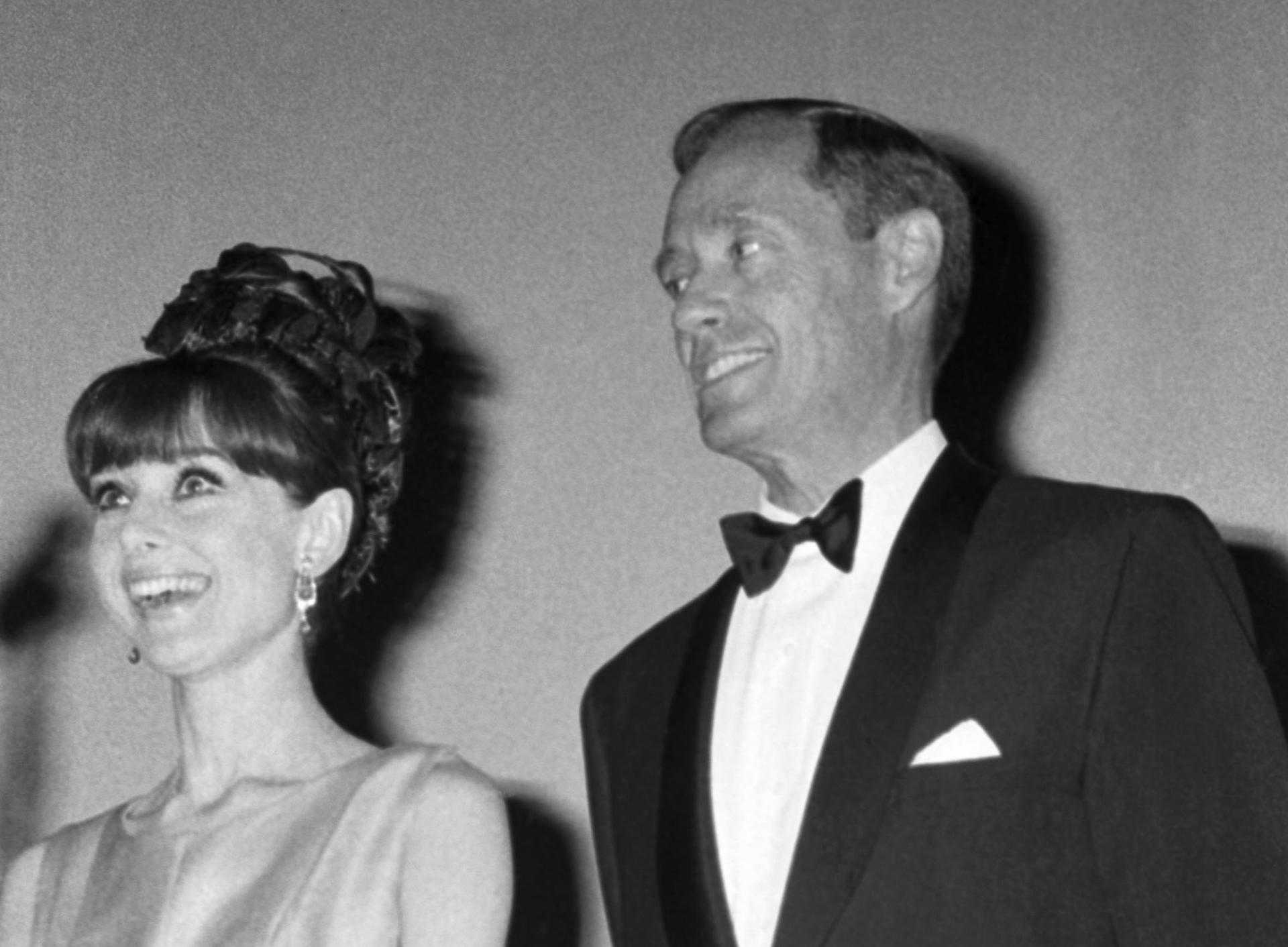 Foto de archivo de 1964 de la actriz Audrey Hepburn (i) y su marido, el actor y director Mel Ferrer (d). EFE
