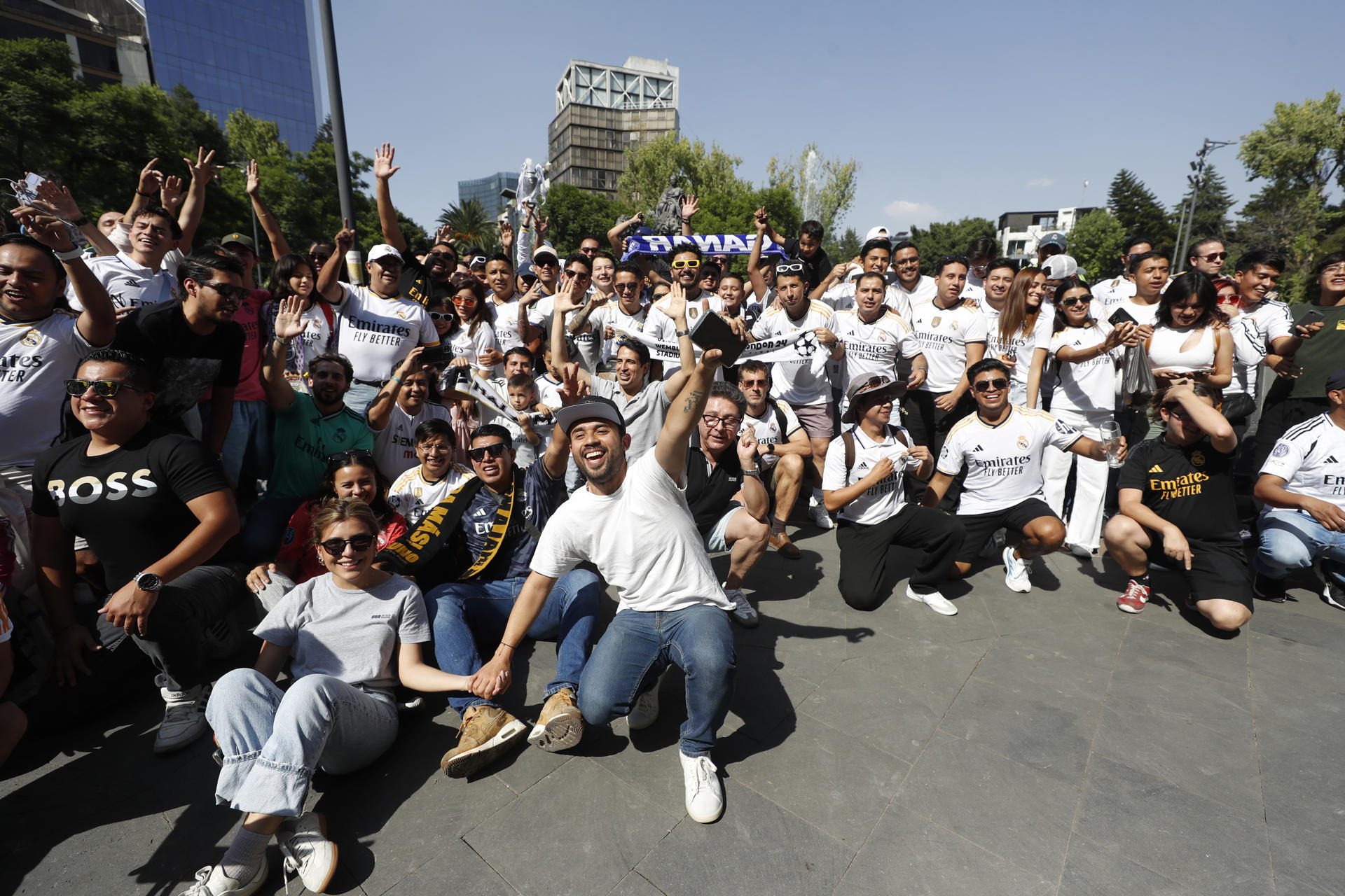 Aficionados españoles y mexicanos celebran este sábado en la Plaza de la Cibeles de Ciudad de México el título del Real Madrid en la Liga de Campeones 2024. EFE/Sáshenka Gutiérrez
