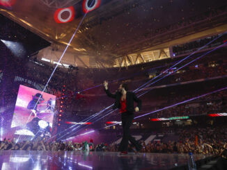 El cantante Manuel Carrasco durante el concierto ofrecido este sábado en el estadio Santiago Bernabéu, en Madrid. EFE/Juanjo Martín