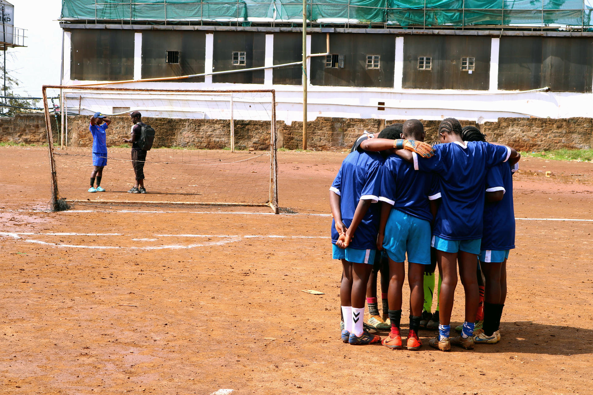 Adolescentes de un colegio de Kibera (Nairobi, Kenia), el mayor suburbio de África oriental, disputan uno de los partidos de La Ligue D' Egalite - Kenia. En un improvisado campo de fútbol de arena en el patio de una escuela, delimitado a ojo por cal blanca recién aplicada, más de 400 chicas de entre 13 y 18 años defienden en una liga local los nombres de los equipos de la Segunda División española en una iniciativa de LaLiga en el barrio de Kibera. EFE/Carlos Expósito
