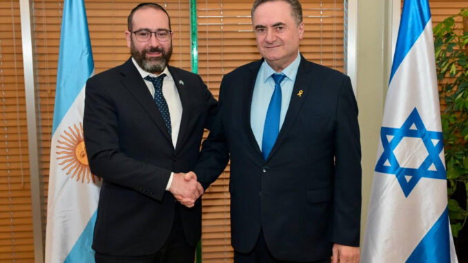 Shimon Axel Wahnish (i), el rabino personal del presidente argentino, Javier Milei, toma posesión este lunes en Tel Aviv como nuevo embajador de Argentina en Israel. EFE/ Ministro de Exteriores Israelí
