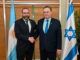 Shimon Axel Wahnish (i), el rabino personal del presidente argentino, Javier Milei, toma posesión este lunes en Tel Aviv como nuevo embajador de Argentina en Israel. EFE/ Ministro de Exteriores Israelí