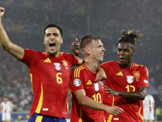 Dani Olmo celebra con sus compañeros Mikel Merino (I) y Nico Williams tras el partido de octavos que han jugado España y Georgia en Colonia, Alemania.EFE/EPA/ROBERT GHEMENT