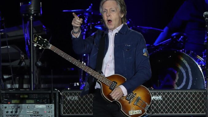Foto de archivo de 2019 de Paul McCartney durante un concierto en Santiago (Chile). EFE/Alberto Valdés
