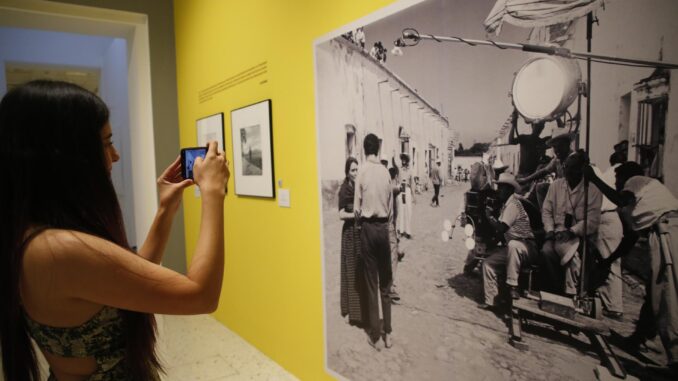 Visitantes observan la exposición 'Nazarín: Manuel Álvarez Bravo y Luis Buñuel” inaugurada este jueves en el Museo de las Artes de la ciudad de Guadalajara (México). EFE/Francisco Guasco
