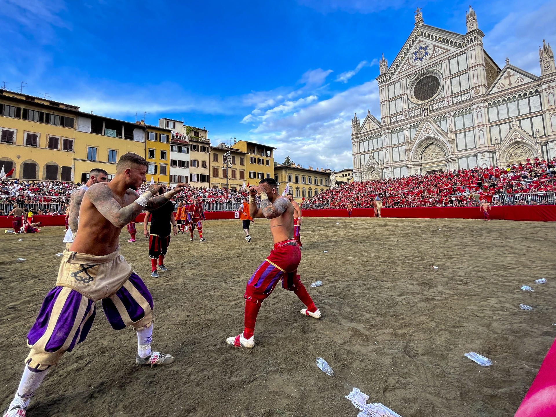 Dos 'calcianti' se enfrentan en la Plaza de la Santa Cruz de Florencia (Italia), lugar donde se celebra desde hace casi 500 años el 'Calcio Storico', un sangriento deporte que mezcla fútbol, rugby y lucha. EFE/ Miguel Salvatierra
