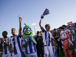 Los jugadores del Leganés celebran su ascenso a Primera División a la finalización del encuentro correspondiente a la última jornada que Leganés y Elche han disputado hoy Domingo en el estadio de Butarque, en la localidad madrileña. EFE / Daniel González.
