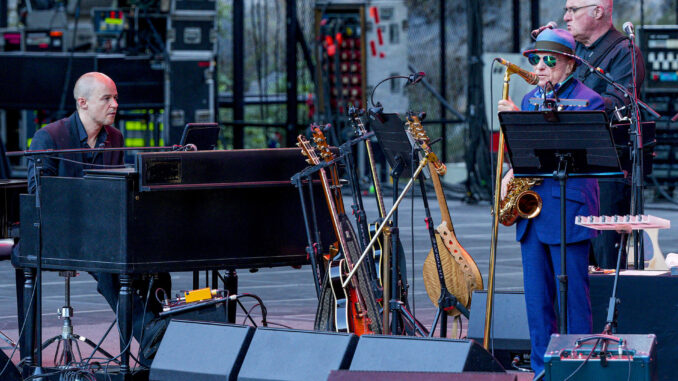 El cantante, compositor y músico británico Van Morrison durante el concierto, único que ofrece en España, que protagoniza en el festival Starlite Occident, hoy sábado en Marbella (Málaga). EFE/Juan Carlos Domínguez
