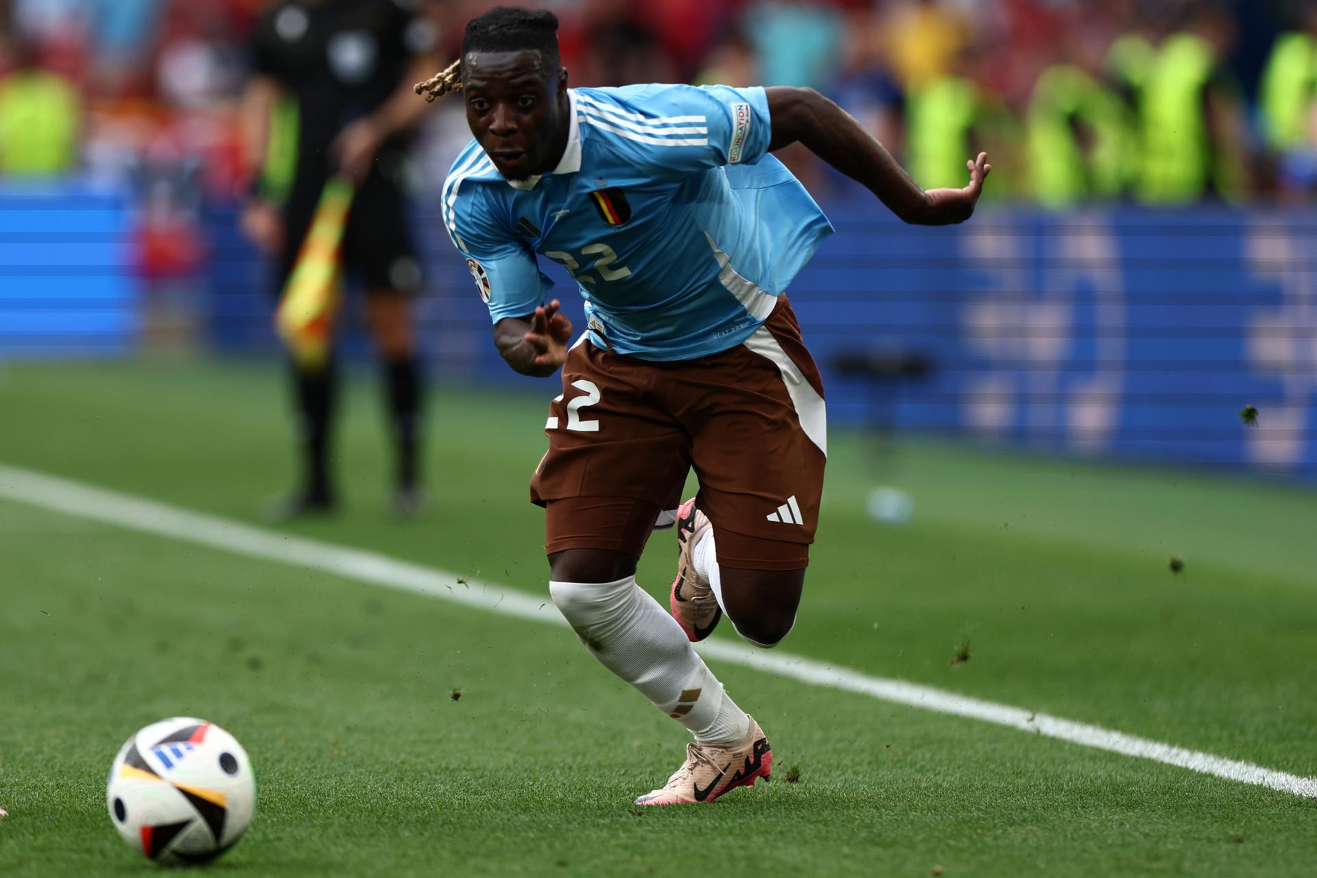 El delantero de Bélgica Jeremy Doku en acción en su partido ante Ucrania, de la fase de grupos de la Eurocopa de fútbol, en Stuttgart. EFE/ANNA SZILAGYI
