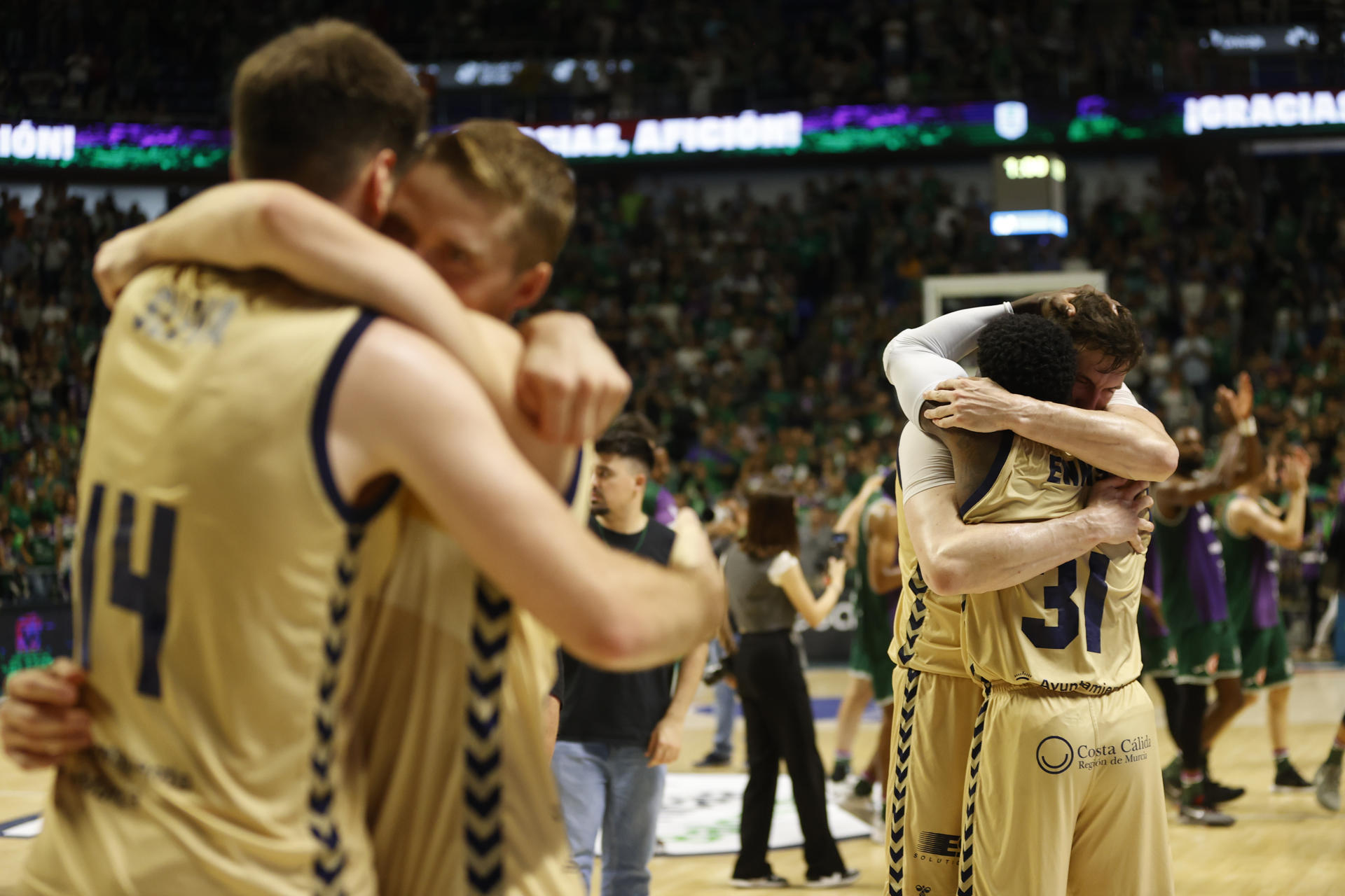 Los jugadores del UCAM Murcia celebran su victoria ante el Unicaja Málaga tras el quinto partido de semifinales de Liga Endesa entre Unicaja de Málaga y UCAM Murcia, en el Martín Carpena de Málaga. FE/Jorge Zapata
