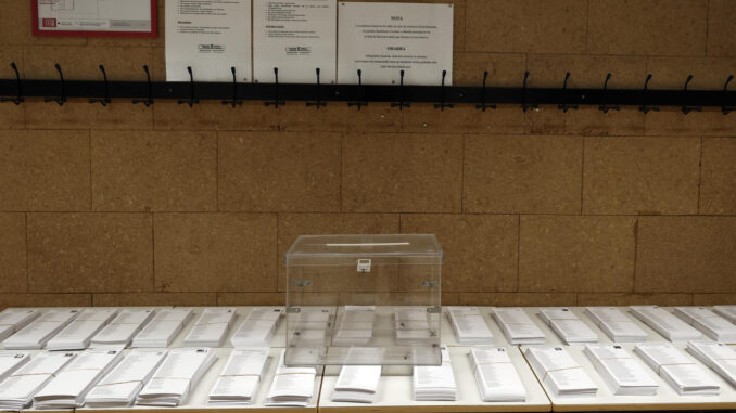 Urnas, papeletas y cabinas ademas de la cartelería que indica donde vota cada ciudadano se están ya preparando en los colegios electorales. EFE/ Jesús Diges