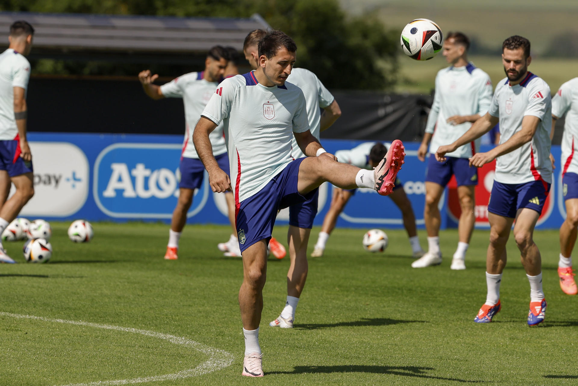 El delantero Mikel Oyarzabal durante el entrenamiento de la selección española de fútbol en el lugar de concentración de Donaueschingen. EFE/ J.J. Guillén
