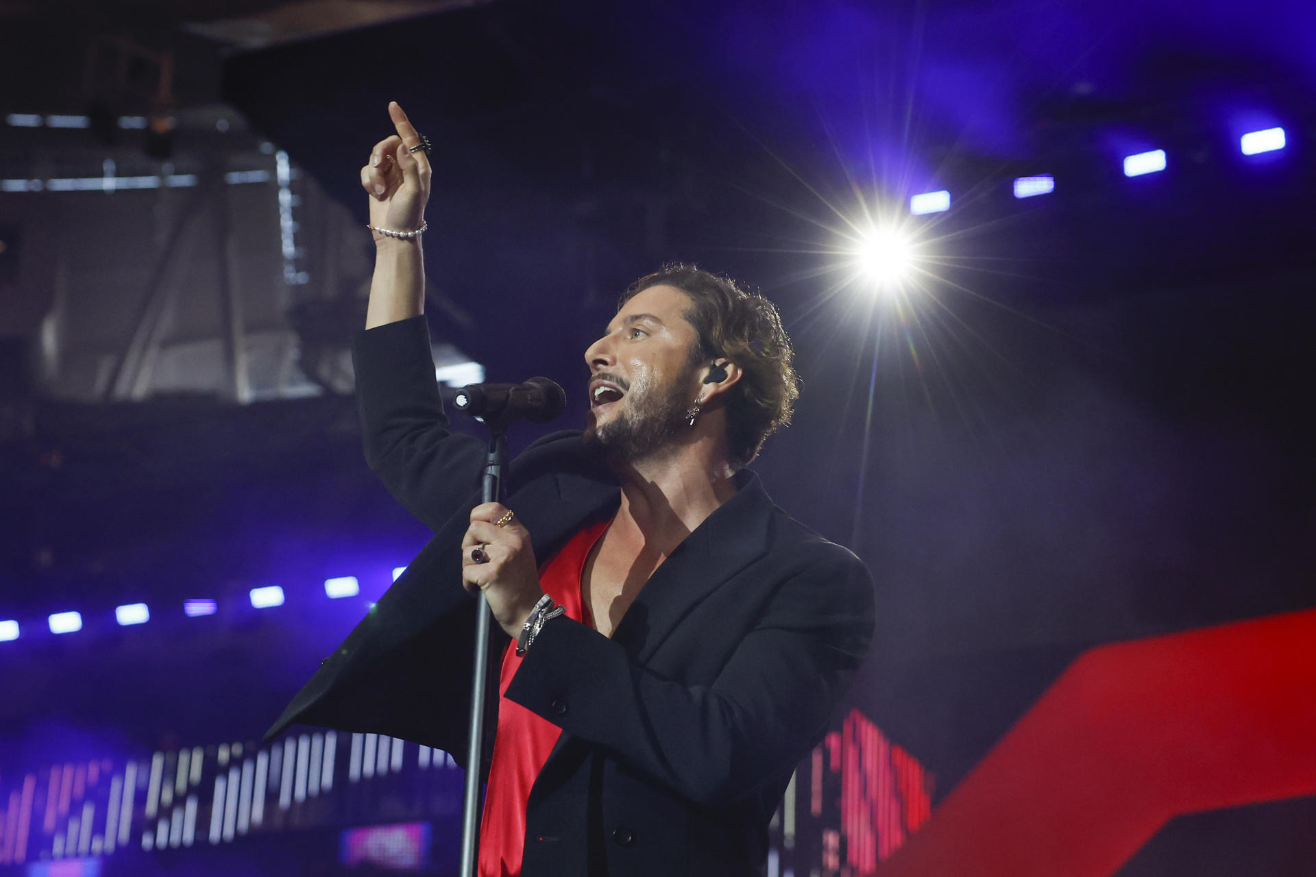 El cantante Manuel Carrasco durante el concierto ofrecido este sábado en el estadio Santiago Bernabéu, en Madrid. EFE/Juanjo Martín
