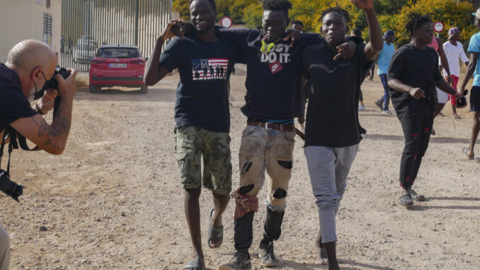 Tres inmigrantes se dirigen al Centro de Estancia Temporal de Melilla tras pasar la verja fronteriza el 24 de junio de 2022. EFE/ Paqui Sánchez
